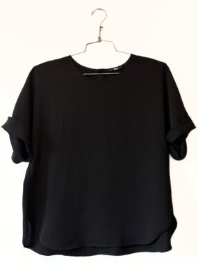 UNIQLO Black Short Sleeve Drapey Blouse Size M